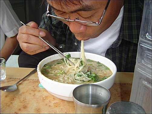 쫄깃한 면발이 아주 부드러우면서도 뒷맛이 아주 깊다 